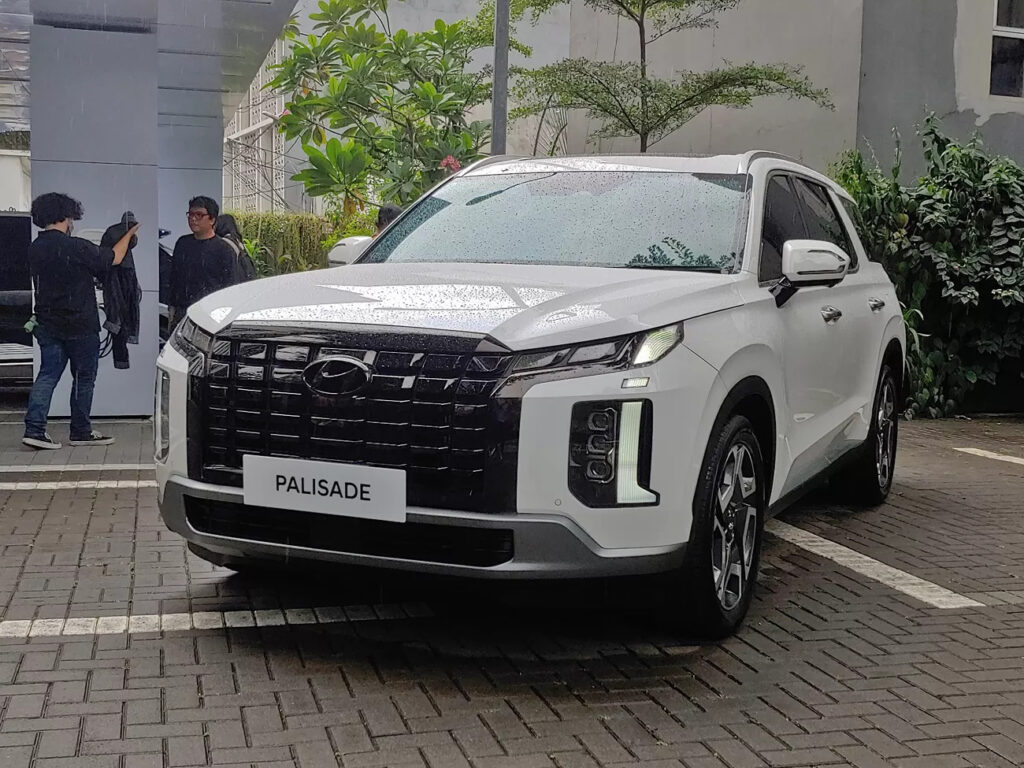 Tampak depan Hyundai Palisade dengan grille besar dan lampu LED vertikal memberikan kesan tangguh sekaligus mewah.