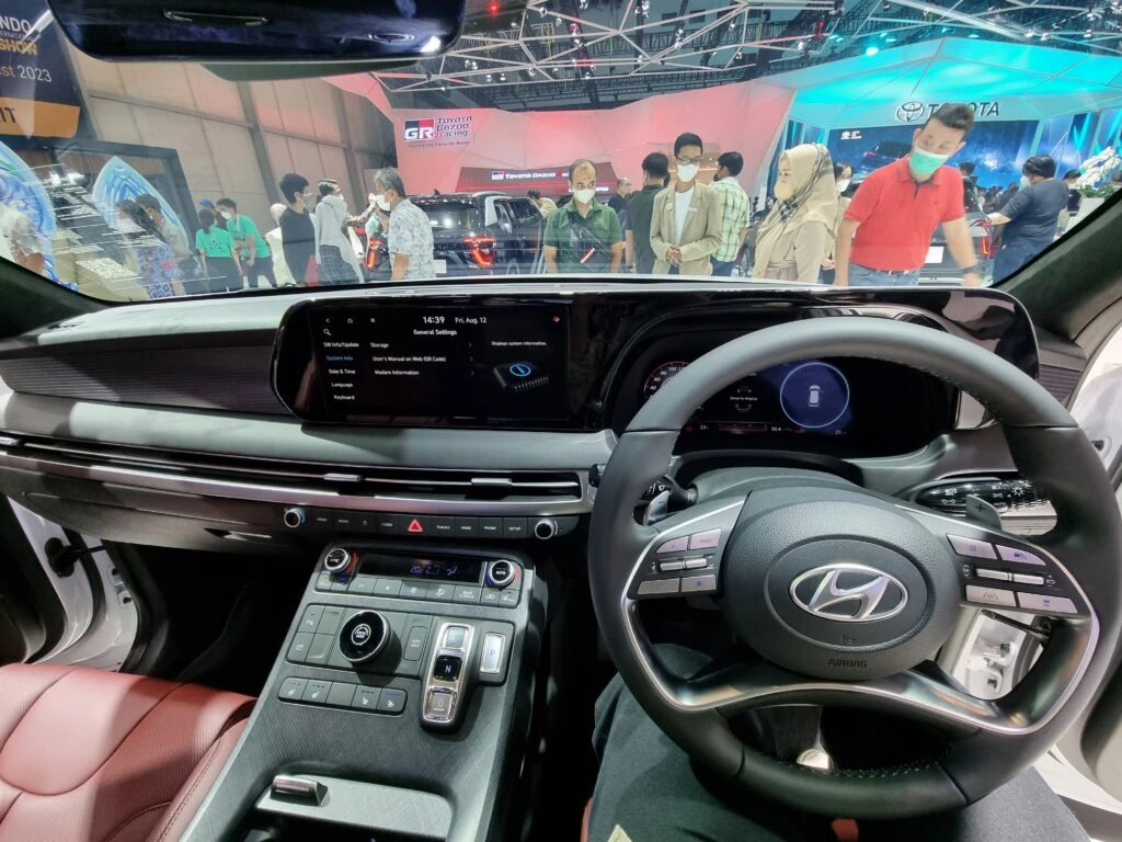 Interior Hyundai Palisade dilengkapi dashboard modern dengan layar sentuh lebar dan material kulit berkualitas, menciptakan suasana kabin mewah dan nyaman.